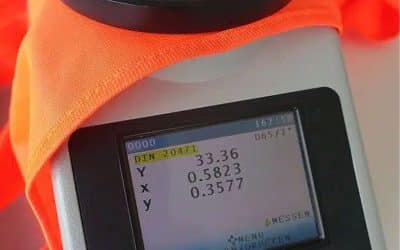 DIN EN ISO 20471 -standardin mukainen näkyvyysvaatteiden värimittaus.